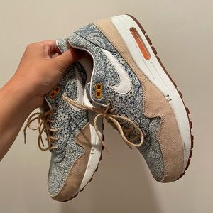 Size 8.5 Nike Hawaiian style sneakers